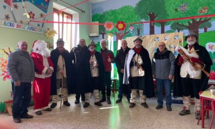 Gli Zampognari in visita alla scuola di Carenno e dal centenario Luigi Bolis di Rossino