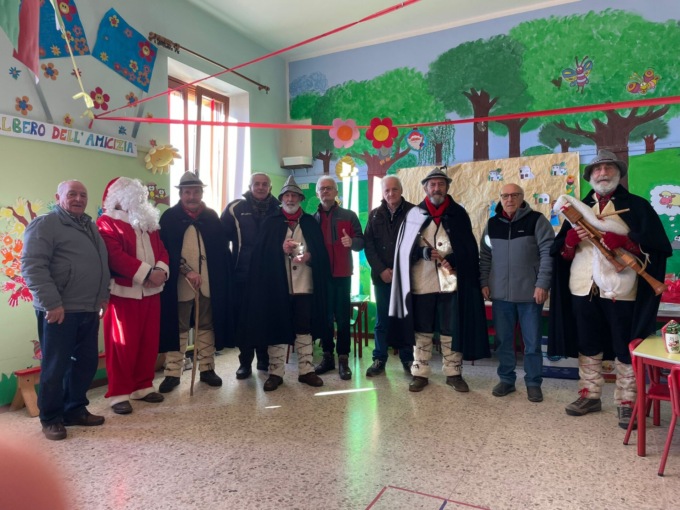 Gli Zampognari in visita alla scuola di Carenno e dal centenario Luigi Bolis di Rossino