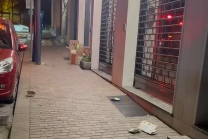 Semina spazzatura per le vie del centro: rincorsa dall’assessore