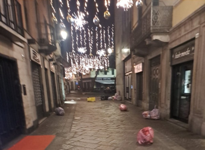 Raid vandalico a Lecco, indagini in corso. Ad agire forse un solo uomo alterato