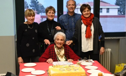 Calolzio in festa per i 100 anni della levatrice Piera Lazzarini