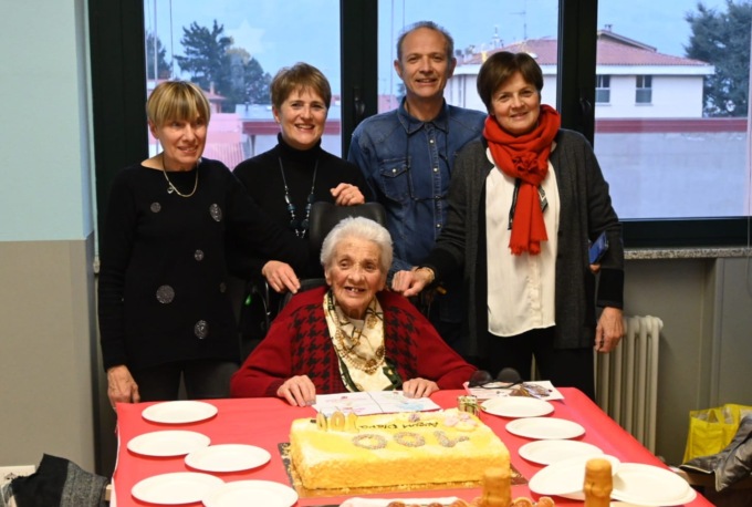 Calolzio in festa per i 100 anni della levatrice Piera Lazzarini