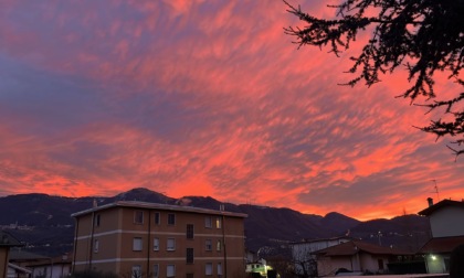 Alba di fuoco nei cieli lecchesi