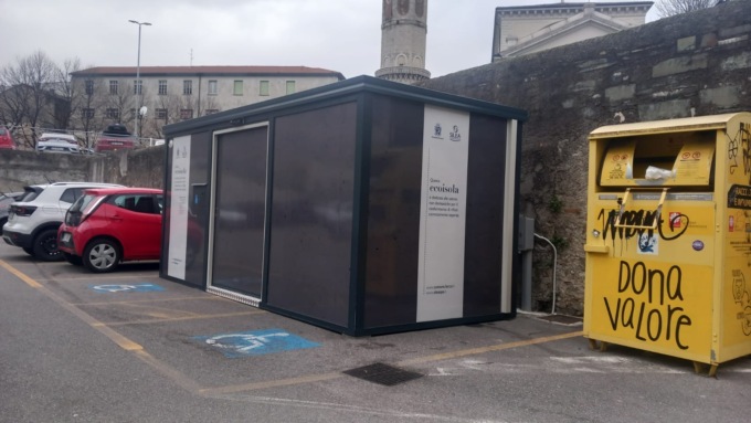 Lecco: le ecoisole “rubano” il posto ai disabili