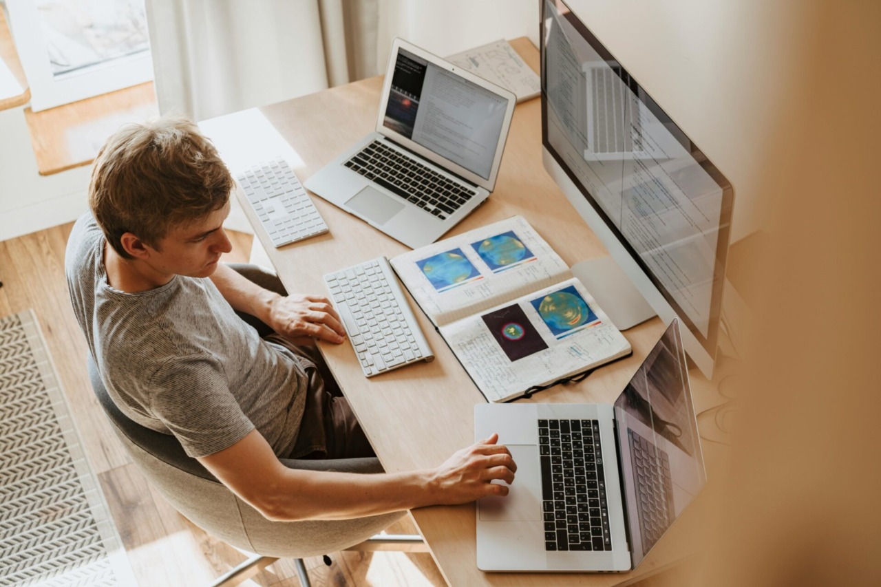 Smart working e AI nel 2026: la postazione efficiente che costa meno