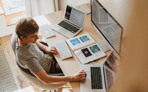 Smart working e AI nel 2026: la postazione efficiente che costa meno