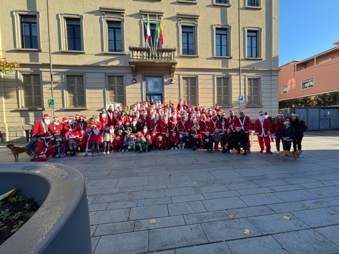 Le strade di Calolzio invase da… Babbi Natale