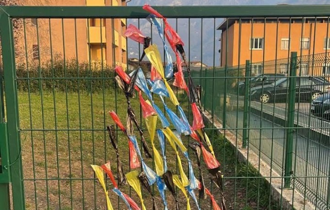 A Valmadrera spunta un albero di Natale “speciale” per invitare a raccogliere le deiezioni canine