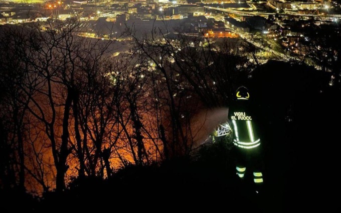 Lecco, in fiamme il bosco nei pressi della Cava Cornello. Intervento dei Vigili del fuoco