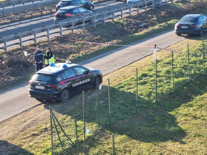Cadavere di una donna a lato della Statale 36. Si cerca un furgone chiaro che è fuggito