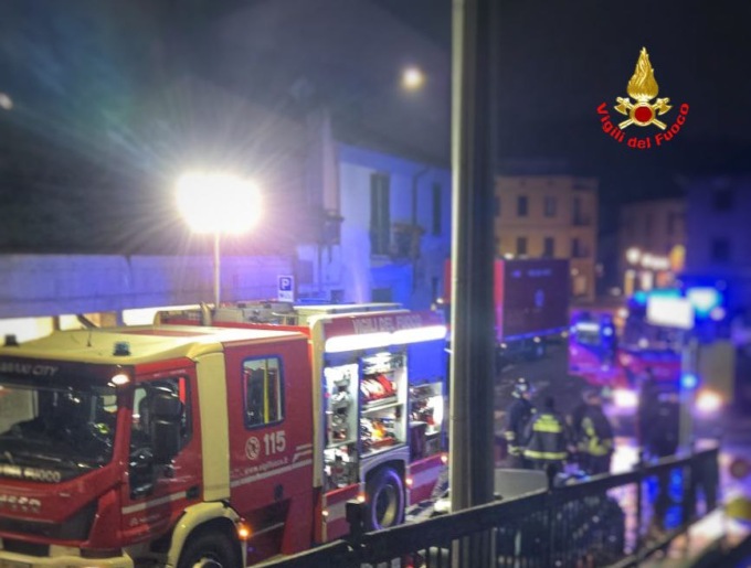 Oggiono: a fuoco un furgone
