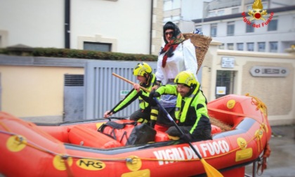 Lecco: la Befana dei Vigili del fuoco arriva sul gommone