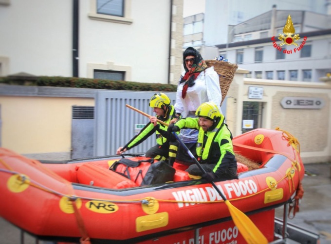 Lecco: la Befana dei Vigili del fuoco arriva sul gommone