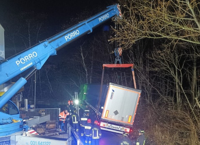 Tir esce di strada sulla Statale 36 e finisce nel fossato