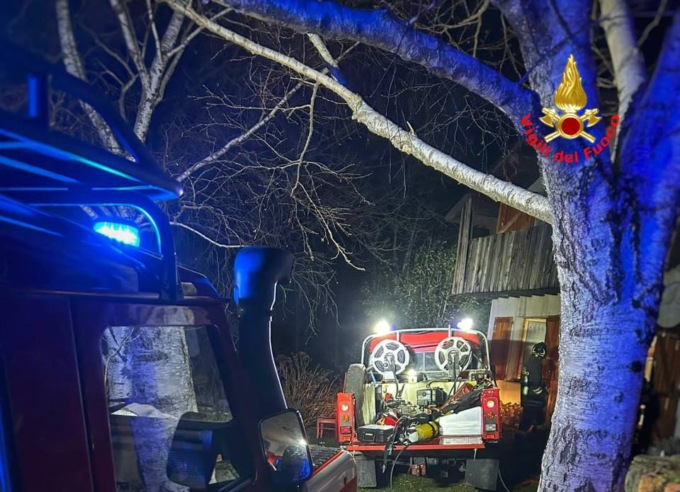Incendio abitazione a Valmadrera: Vigili del fuoco impegnati per oltre due ore