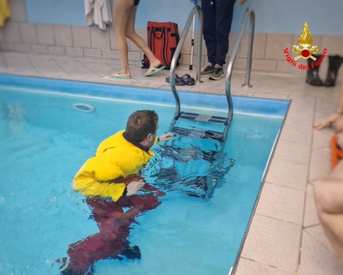 Donna traumatizzata in piscina soccorsa dai Vigili del fuoco
