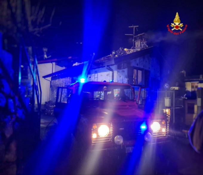 Ancora un incendio tetto, casa invasa dal fumo: i Vigili del fuoco salvano una persona