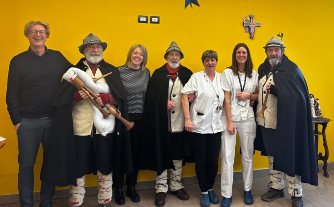 Lecco, la Rsa Borsieri ha celebrato San Silvestro sulle note degli Zampognari della Brianza