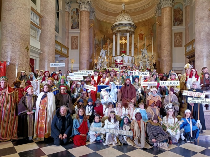 Corteo storico: nonostante il maltempo a Calolzio la magia rivive in chiesa