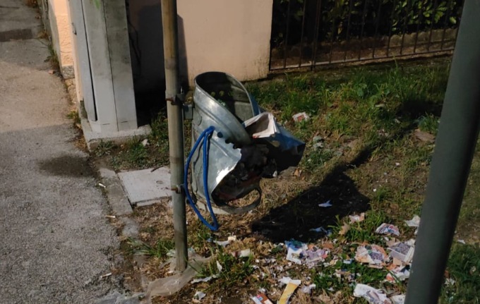 Malgrate: cestini in fiamme, ma le telecamere riprendono tutto