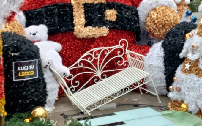 Lecco, vandalizzata la panchina dei selfie con Babbo Natale
