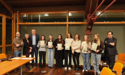 Valmadrera, consegnate le borse di studio a 8 studenti