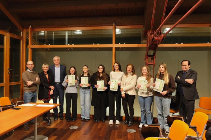Valmadrera, consegnate le borse di studio a 8 studenti