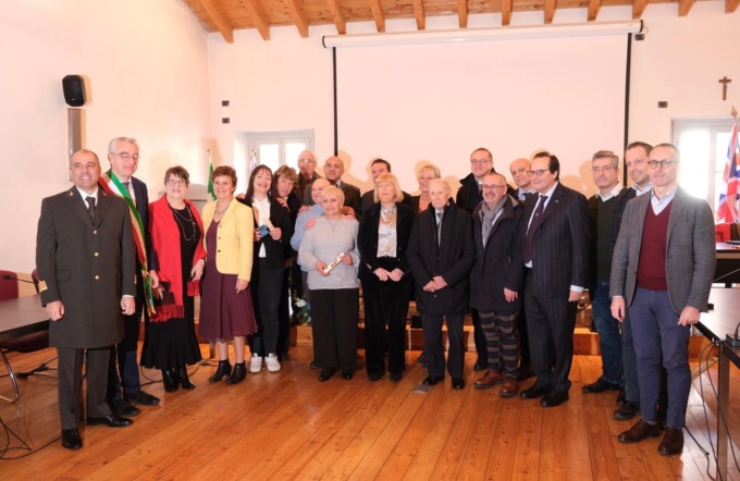 Valmadrera premia i benemeriti e firma il patto di gemellaggio con Buckingham
