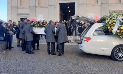 Folla ai funerali di Jennifer Alcani: "Lasciate la trasgressione, vivete per gli affetti reali"