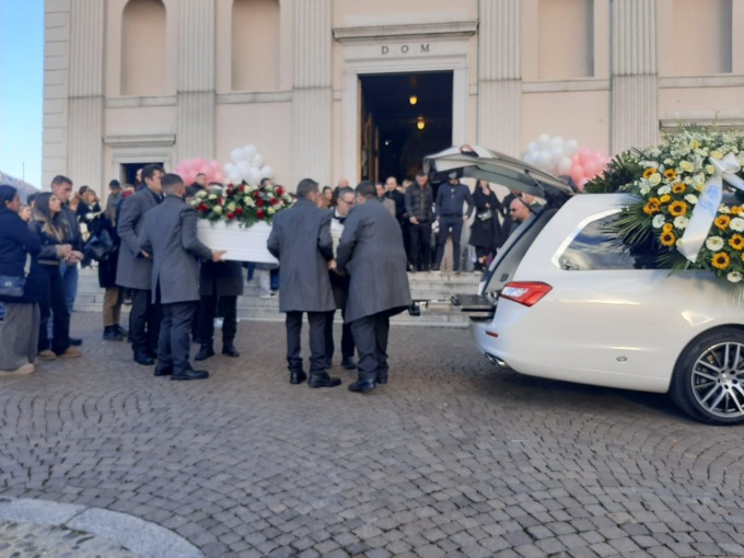 Folla ai funerali di Jennifer Alcani: “Lasciate la trasgressione, vivete per gli affetti reali”