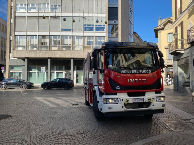 Tegole pericolanti in via Roma, l’intervento dei Vigli del fuoco