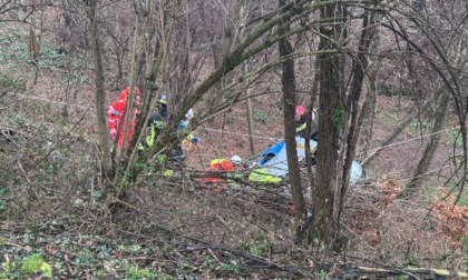 Auto nella scarpata: 27enne in condizioni serie