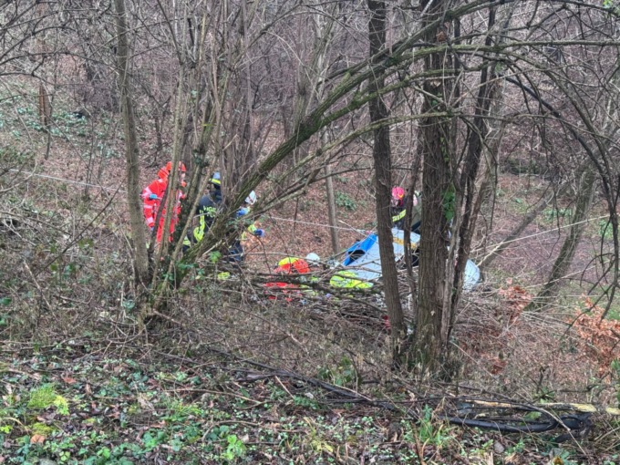 Auto nella scarpata: 27enne in condizioni serie
