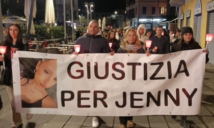 In tanti alla fiaccolata al grido di "Giustizia per Jenny". Mamma Graziella: "Ricordatela con un sorriso"