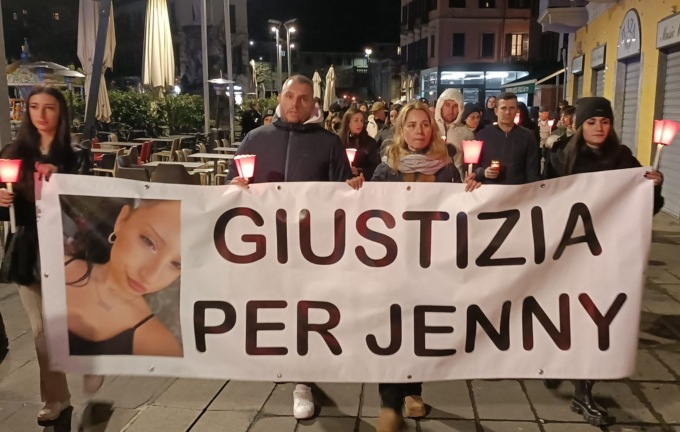 In tanti alla fiaccolata al grido di “Giustizia per Jenny”. Mamma Graziella: “Ricordatela con un sorriso”