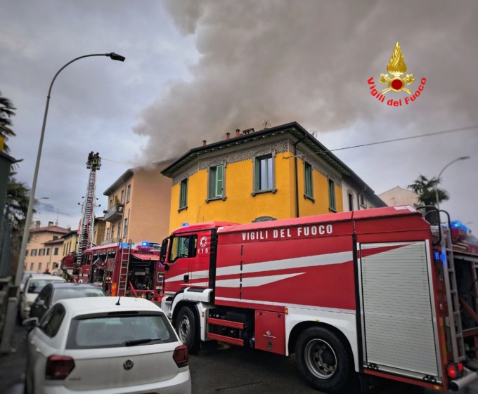 In Rianimazione in prognosi riservata l’uomo ustionato nell’incendio a Pescarenico