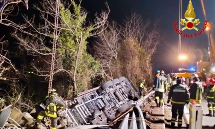 Statale 36: camion sfonda il guard rail e si ribalta. Morto il camionista