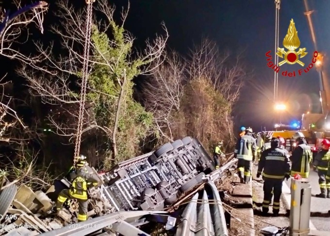 Statale 36: camion sfonda il guard rail e si ribalta. Morto il camionista
