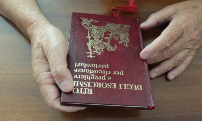 Sul Lago l’esorcista risponde… al telefono