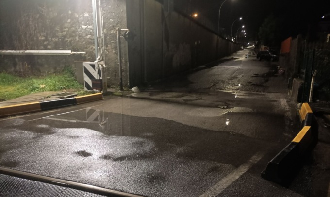 Lecco, il passaggio a livello di via Fra Galdino è allagato