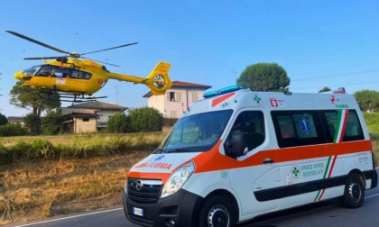 Grave incidente sul lavoro a Rogeno: si ribalta cestello, due feriti gravi