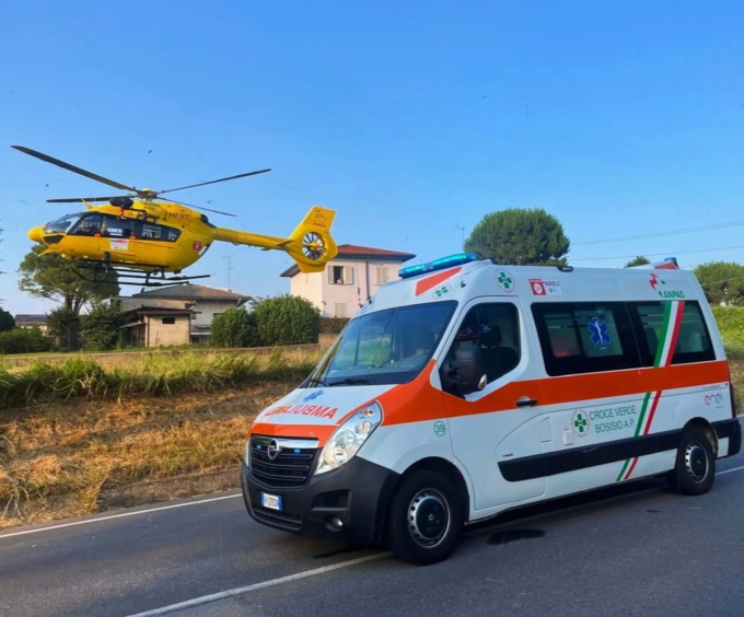 Grave incidente sul lavoro a Rogeno: si ribalta cestello, due feriti gravi