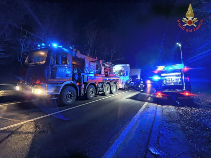 Autoarticolato in panne tra Cremeno e Pasturo: intervento dei Vigili del Fuoco
