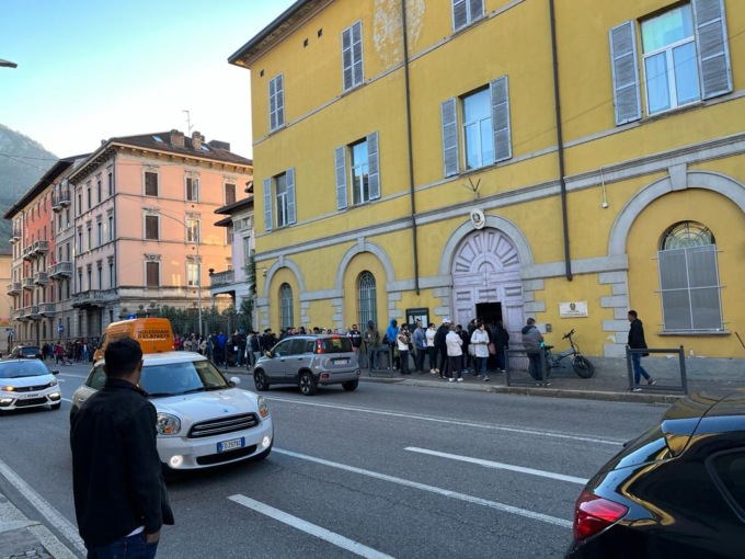 La coda in Questura e una telefonata