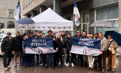 Gazebo allestito in piazza da Fratelli d'Italia Lecco: raccolte 300 firme a sostegno delle forze dell'ordine