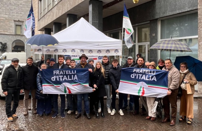 Gazebo allestito in piazza da Fratelli d’Italia Lecco: raccolte 300 firme a sostegno delle forze dell’ordine