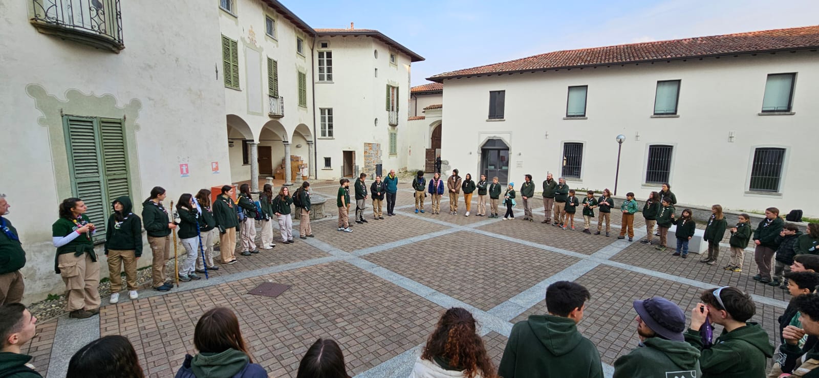 Gli scout consegnao i vestiti a Don Marco Tenderini, cappellano del carcere