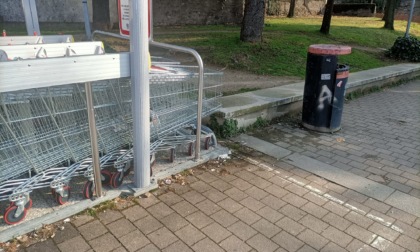 32enne trovato a terra vicino ai carrelli del supermercato: è gravissimo