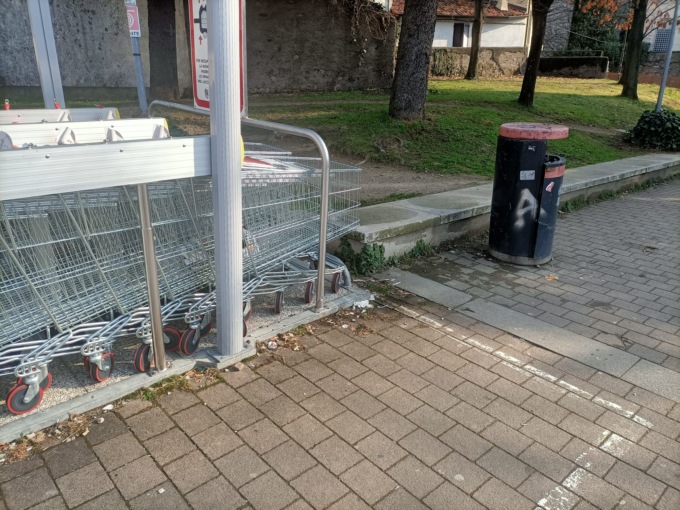 32enne trovato a terra vicino ai carrelli del supermercato: è gravissimo