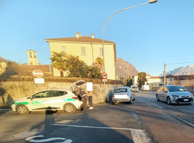 Grave incidente a Garlate: moto centra un’auto in svolta